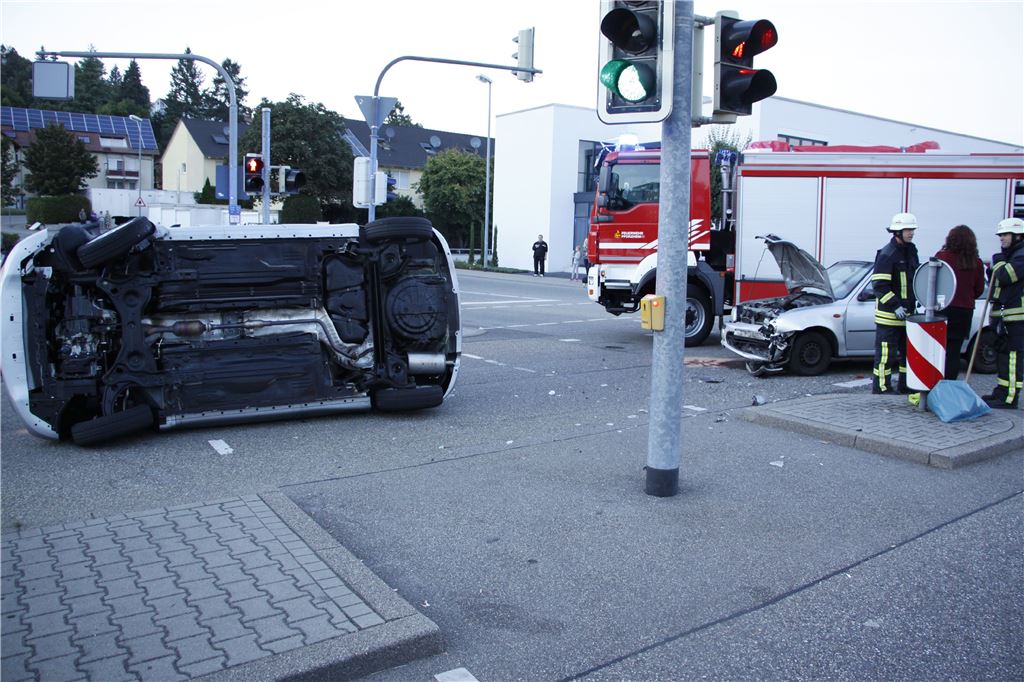 schwerer Verkehrsunfall an der Viktoriabruecke/ Kelterstr. - 2 Personen Verletzt