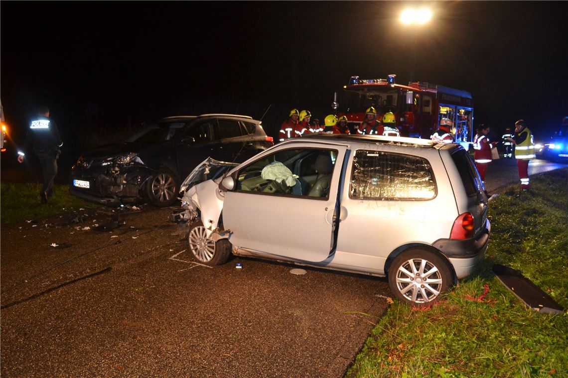 Unfall zwischen Niefern und Kieselbronn fordert sieben Verletzte Schwerer Frontalzusammenstoß bei Niefern auf der Straße Am Enzberg parallel der BAB8