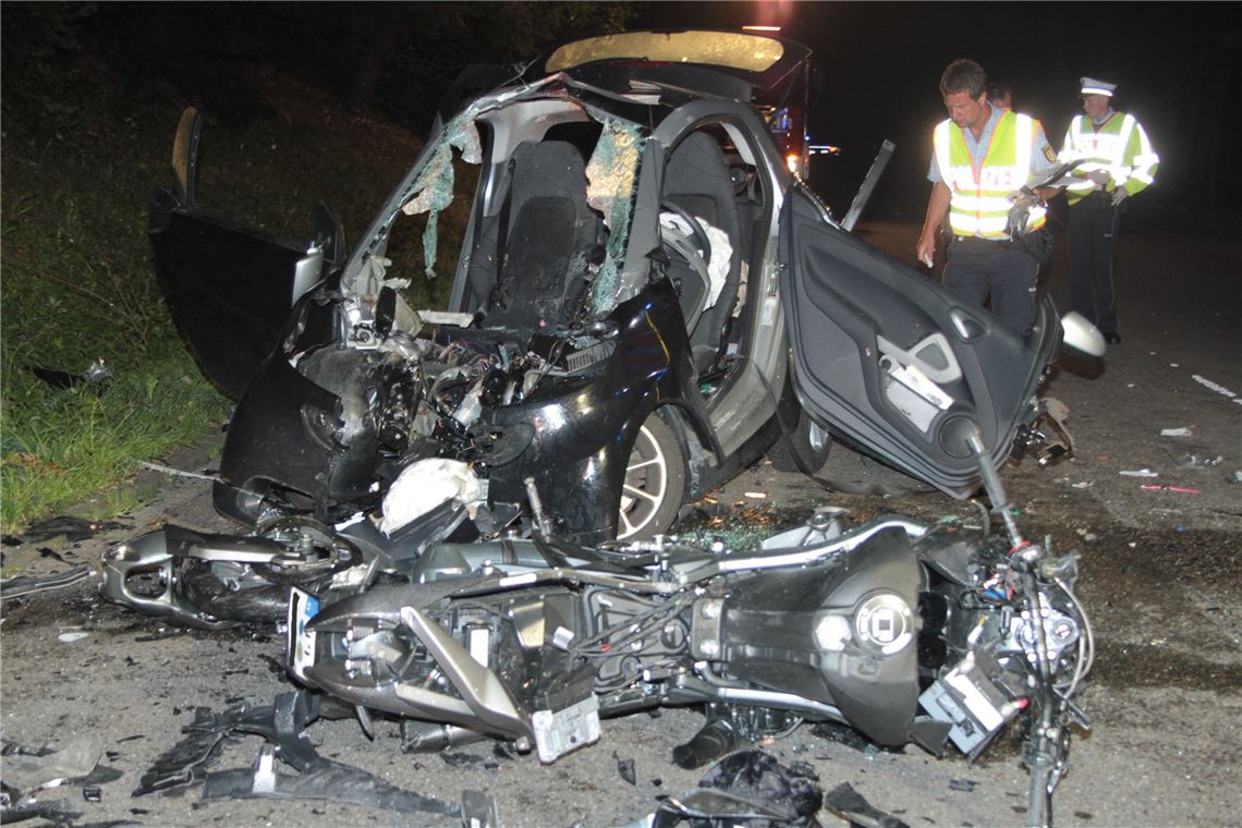 Schwerer Verkehrsunfall: Motorradfahrer getötet, Autofahrerin lebensgefährlich verletzt. (Foto: Günther)