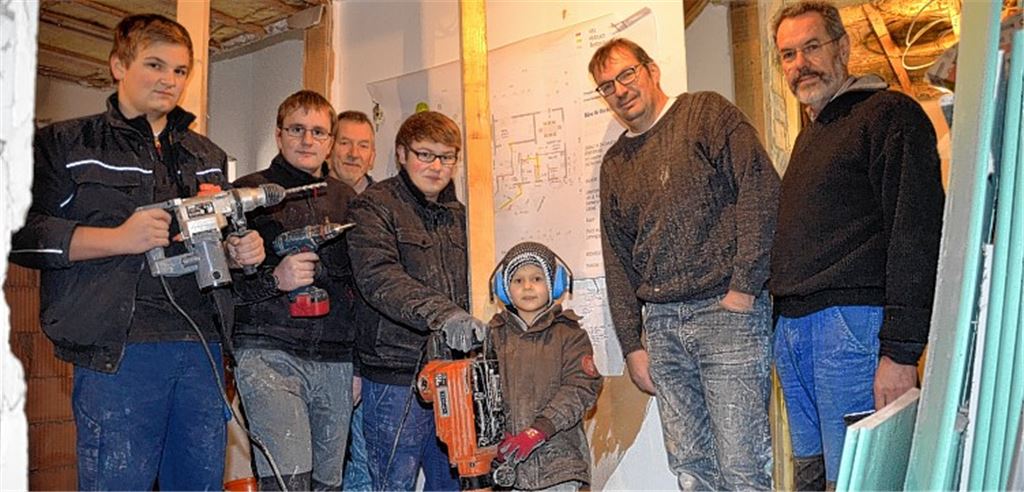 Schweres Gerät ist bei der Liebenzeller Gemeinschaft in Großglattbach zur Schaffung neuer Jugendräume im Einsatz. Ernst Eberlein und Wolfgang Haug (1. und 2.v.re.) freuen sich über die tatkräftige ehrenamtliche Mitarbeit vieler Helfer.