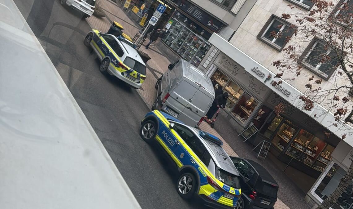 Schwerpunktaktion: Polizei und Zoll gehen in Kiosken in Pforzheim auf die Suche nach „illegalen Tabakwaren“. Foto: Myroshnichenko