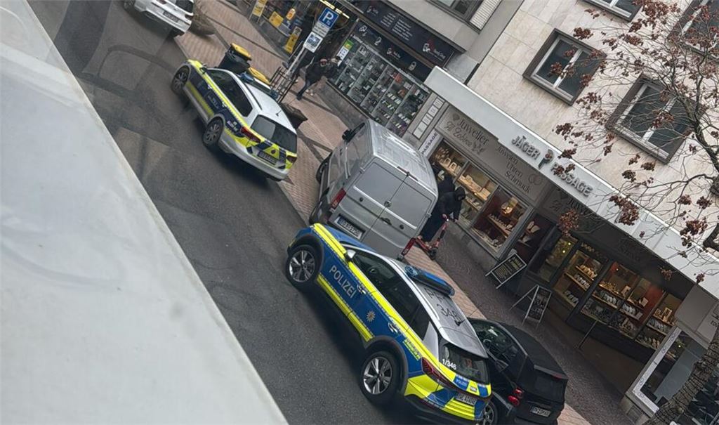 Schwerpunktaktion: Polizei und Zoll gehen in Kiosken in Pforzheim auf die Suche nach „illegalen Tabakwaren“. Foto: Myroshnichenko