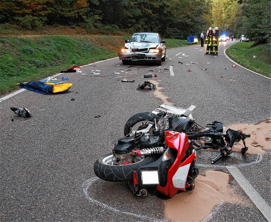 Schwerste Verletzungen erleiden zwei Jugendliche mit ihrem Roller 