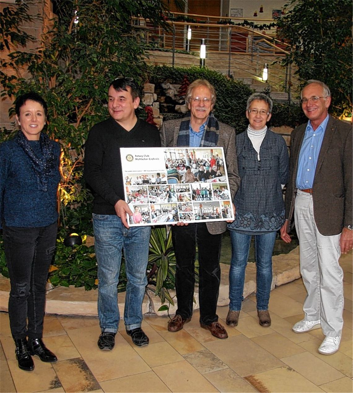 Schwester Beate (Pflegedienstleiterin; v.li.), Arnold Greilich (Heimleiter), Rotary-Präsident Jürgen Meeh, Marion Aichele (Leiterin Sozialdienst), Rotarier Dr. Michael Haack.