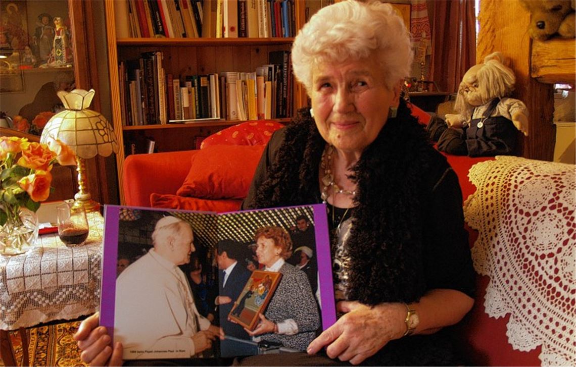 Schwiegersohn Hans-Peter Vaas hat das Leben von Maria Koczy in einem Fotobuch festgehalten, so ist die Audienz beim Papst beinahe allgegenwärtig. Foto: Filitz