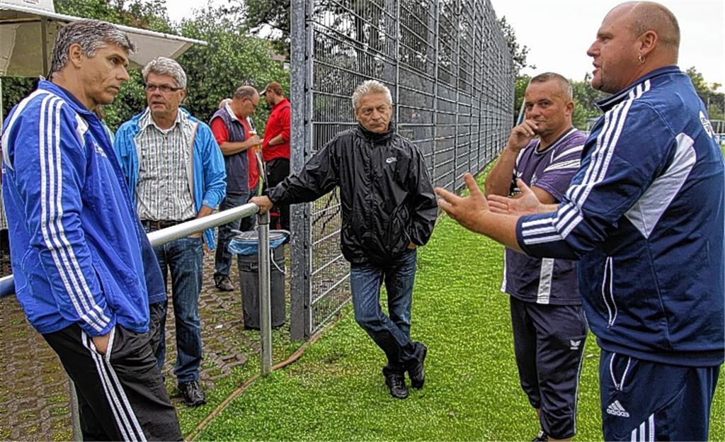 Schwierige Debatte zwischen den Vertretern des FC Viktoria und des TSV Phönix. Am Ende lenken die Enzberger ein. Fotos: Eigner