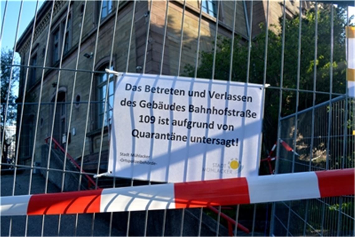 Schwierige Situation: Die Unterkunft im früheren badischen Bahnhof an der Bahnhofstraße in Mühlacker musste wegen einer Ansteckung von Bewohnern vorübergehend abgeriegelt werden.Stahlfeld