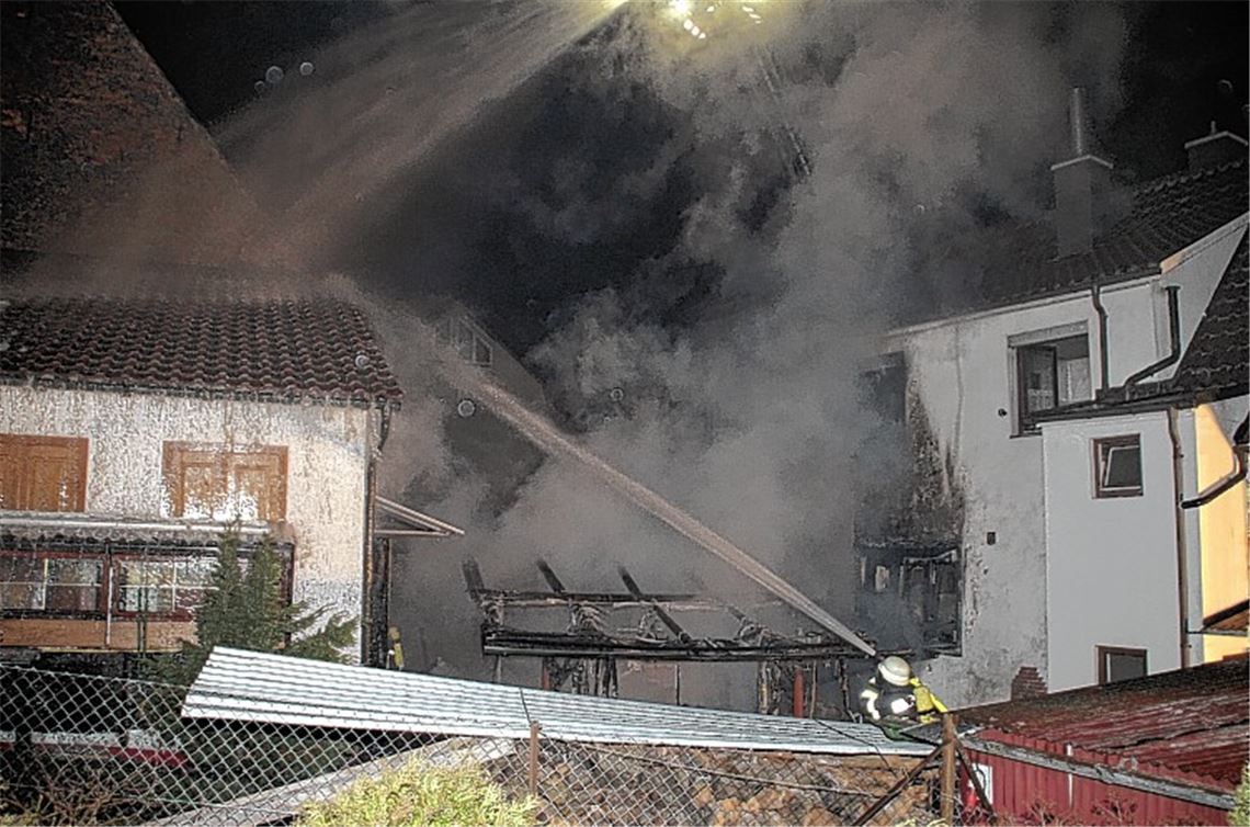 Schwieriger Einsatz für die Feuerwehr: Die Flammen aus der brennenden Scheune ziehen Wohnhäuser in Mitleidenschaft. Foto: Günther