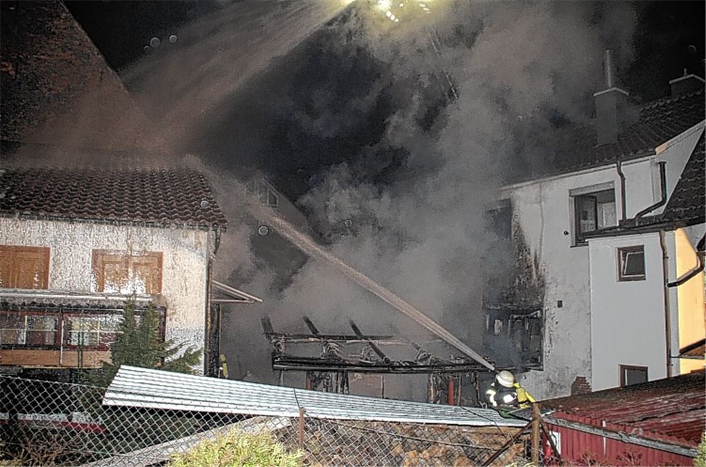 Schwieriger Einsatz für die Feuerwehr: Die Flammen aus der brennenden Scheune ziehen Wohnhäuser in Mitleidenschaft. Foto: Günther