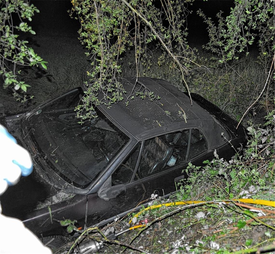 Schwieriger Rettungseinsatz: Die Feuerwehr muss die drei Insassen, darunter ein neunjähriges Kind, aus dem im Bachbett eingekeilten Unfallwagen befreien.