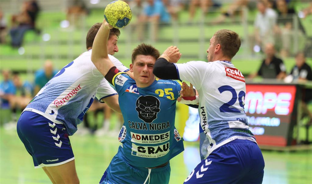 Schwieriges Durchkommen: Torsten Anselm (am Ball) gegen die SVK-Abwehr.