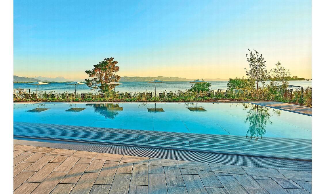 Schwimmbad mit Seeblick: Therme Lindau von 4a Architekten. Eichwaldstraße 16-20, 88131 Lindau am Bodensee. Geöffnet hat die Therme täglich ab 9 Uhr, ebenso das Sport- und Familienbad, mittwochs und freitags ist dort schon ab 6.30 Uhr das Schwimmen möglich.