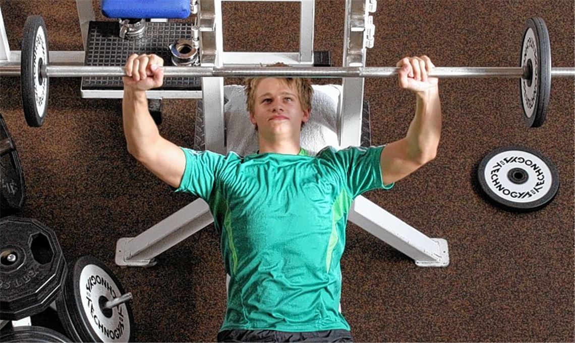 „Schwimmen ist Kopfsache“, sagt Philipp Eggerer. Aber ohne Bizeps und Trizeps geht es auch nicht, also stemmt der Deutsche Vizemeister fleißig Hanteln im Fitnessstudio. Foto: Eigner