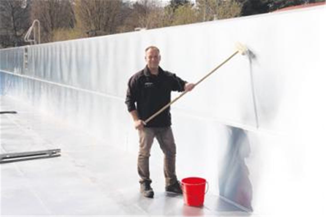 Schwimmmeister Udo Gaißert bei der Reinigung des großen Schwimmbeckens.

