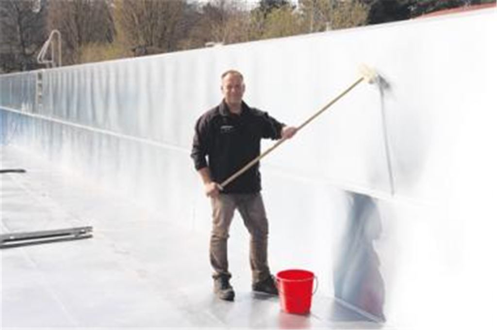 Schwimmmeister Udo Gaißert bei der Reinigung des großen Schwimmbeckens.
