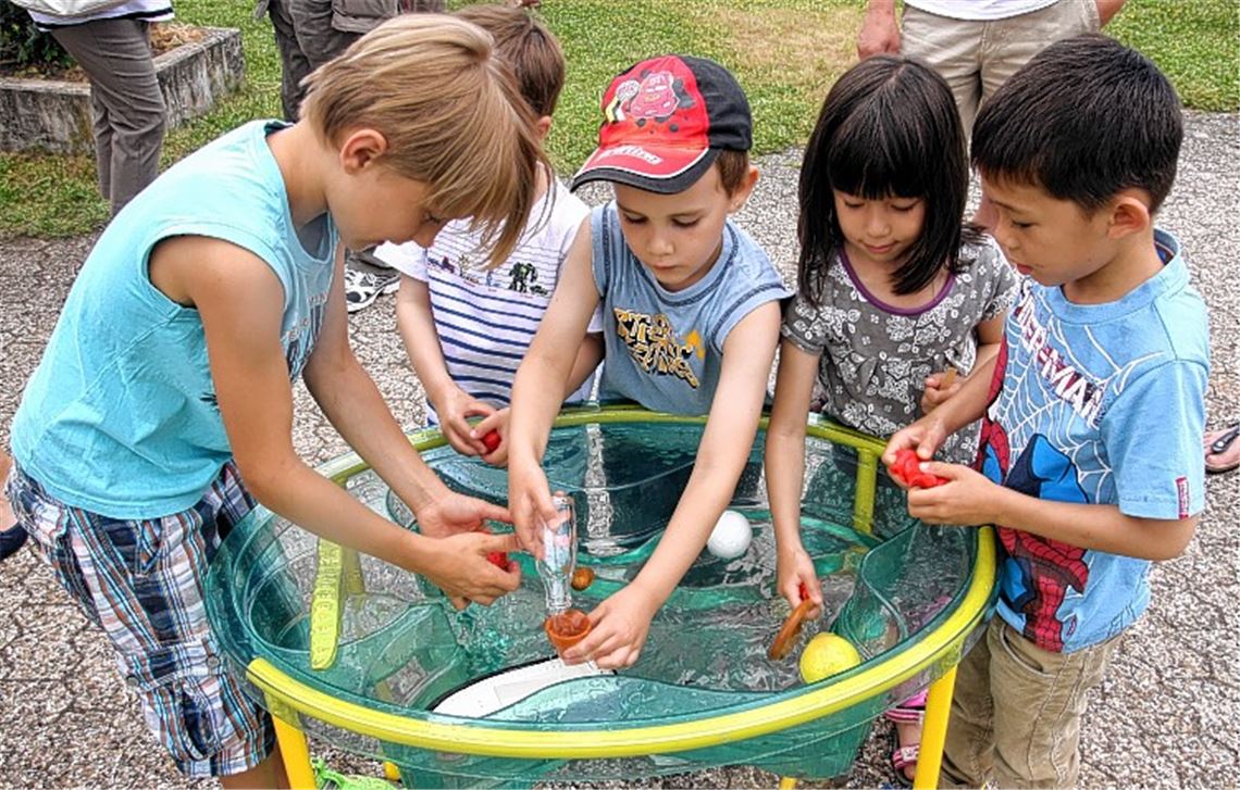 Schwimmt ein Styroporball auf dem Wasser? Das testen Kinder aus Wiernsheim.