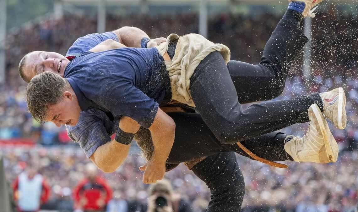 Bilder des Tages Schwingen: Joel Wicki (hinten) und Michael Moser messen ihre Kräfte beim Eidgenössischen Schwing- und Älplerfest in Mollis in der Schweiz.