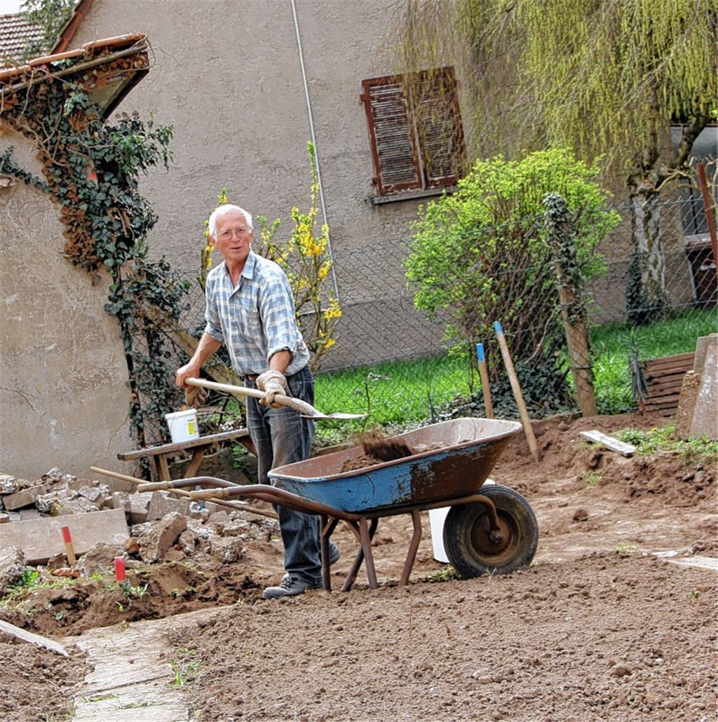 Schwitzen für ein schöneres Dürrmenz: Der private Anlieger Gerhard Händle bringt sein „Stückle“ auf Vordermann, was den Oberbürgermeister (li.) und den Bürgermeister besonders freut.