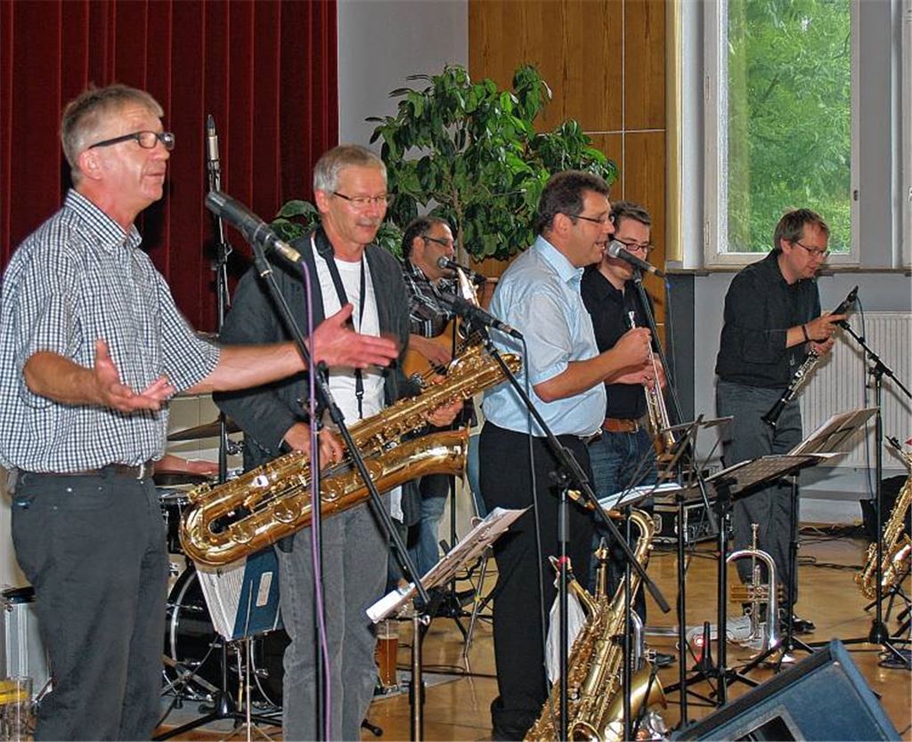 Schwung- und humorvoll präsentieren sich die Jazz-Crackers beim Auftritt im Uhlandbau.