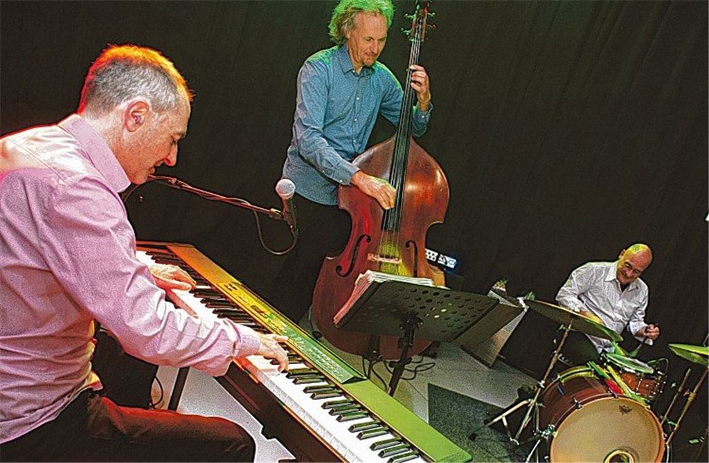 Virtuoses Trio nimmt seine Gäste im Eilzug mit