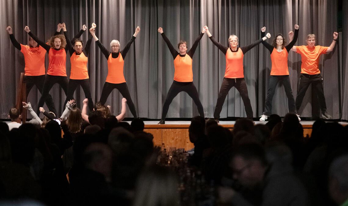Schwungvolle Darbietung: die Wintersportler des TSV Großglattbach. Foto: Fotomoment