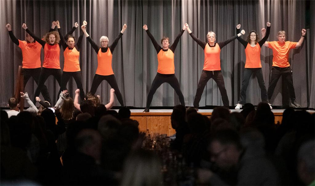 Schwungvolle Darbietung: die Wintersportler des TSV Großglattbach. Foto: Fotomoment