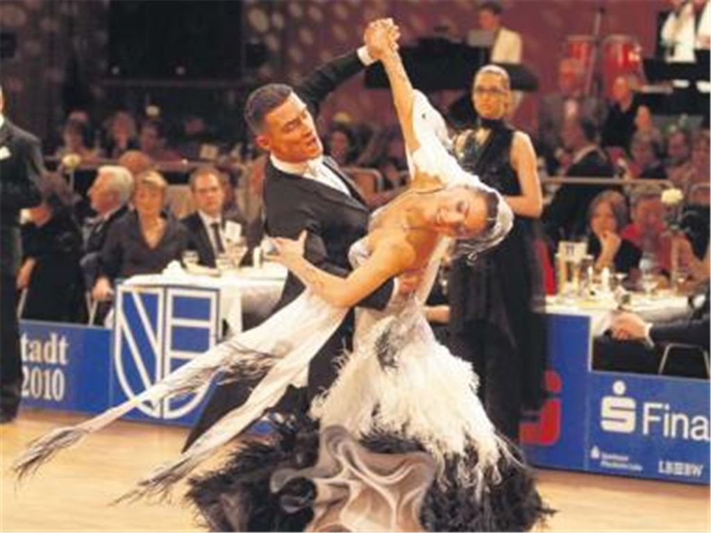 Schwungvolle Rückkehr der Weltmeister: Auch nach ihrem Wechsel zum TSC Astoria Stuttgart entschweben die Ex-Pforzheimer Benedetto Ferrugia und Claudia Köhler der Konkurrenz.
Fotos: Tilo Keller