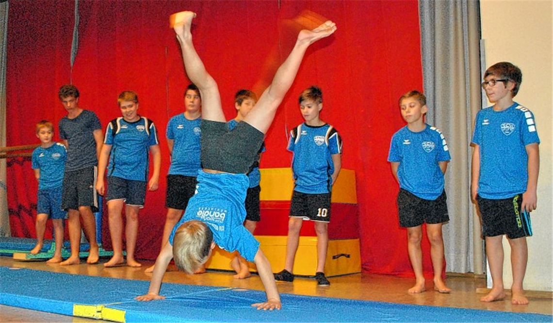 Schwungvoller Auftritt bei der Weihnachtsfeier: die Jungen vom Bubenturnen.