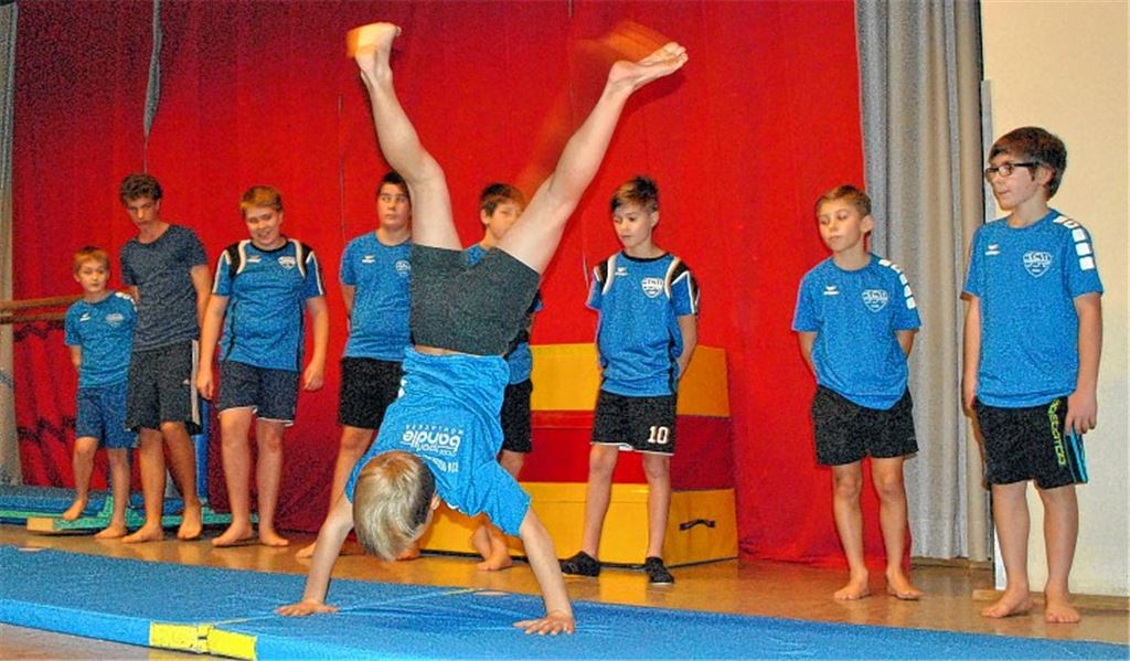 Schwungvoller Auftritt bei der Weihnachtsfeier: die Jungen vom Bubenturnen.