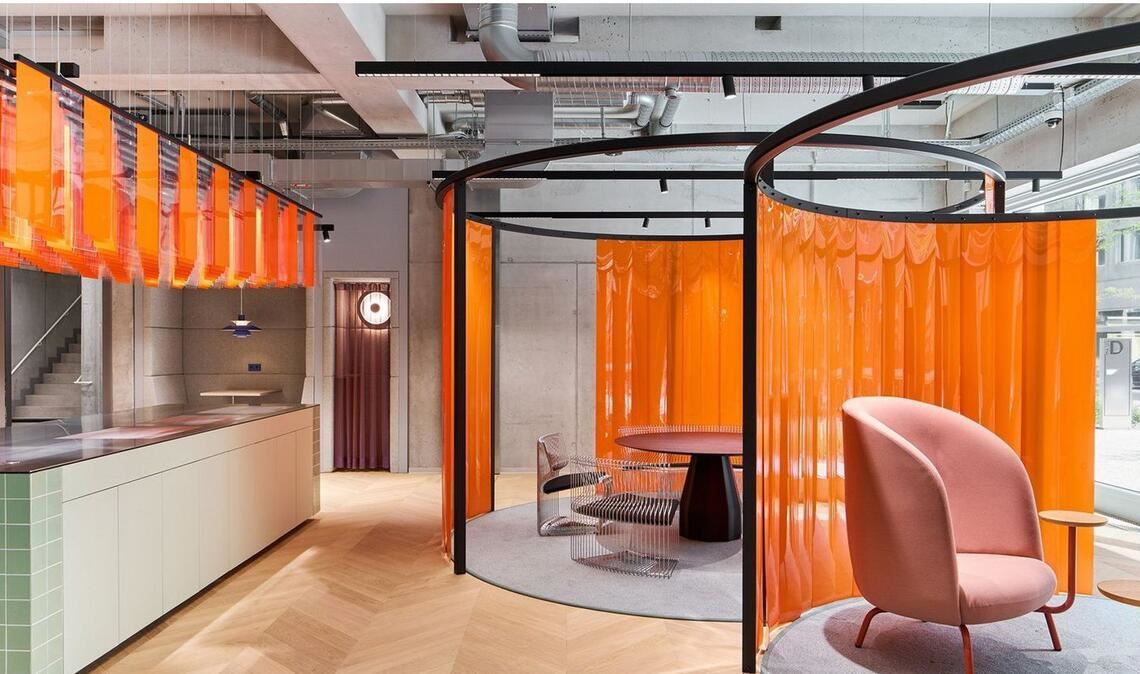 Scope Architekten aus Stuttgart haben für den Digital-Campus eines Softwareunternehmens in Berlin eine innovative Fläche geschaffen, die modernes Design mit vielseitiger Nutzbarkeit vereint.
