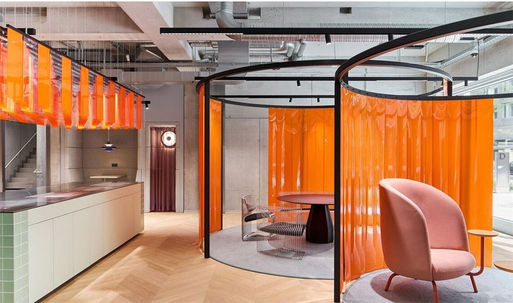 Scope Architekten aus Stuttgart haben für den Digital-Campus eines Softwareunternehmens in Berlin eine innovative Fläche geschaffen, die modernes Design mit vielseitiger Nutzbarkeit vereint.