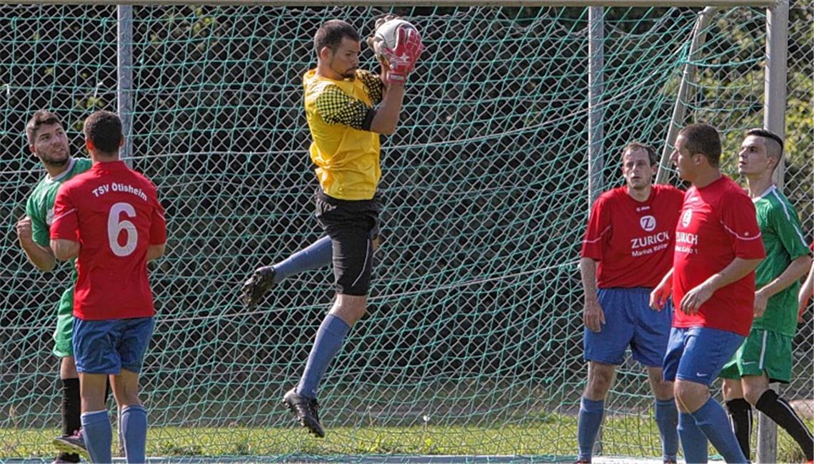 Sebastian Hebel macht in ungewohnter Funktion – als Torwart des TSV Ötisheim – eine gute Figur und pflückt sich die Bälle. Fotos: Eigner