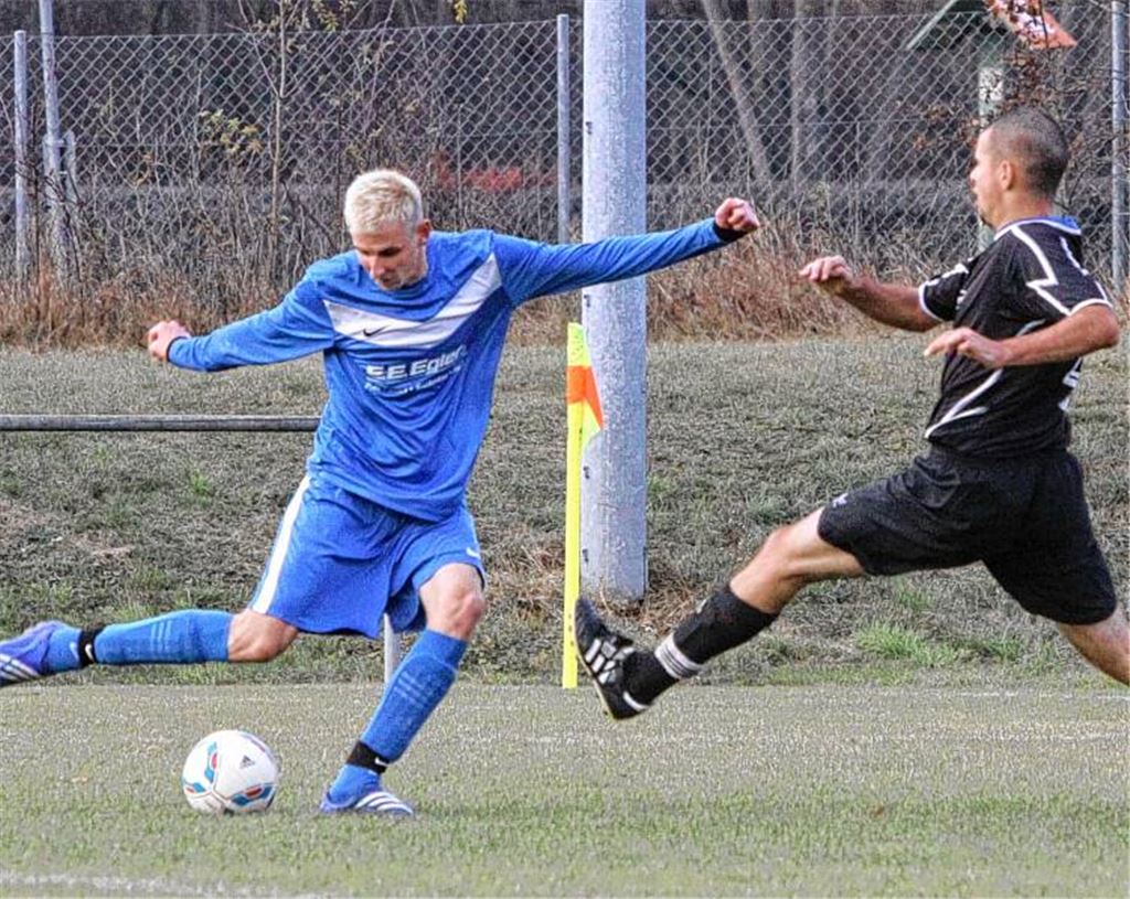 Sebastian Hebel (re.) kommt in der 15. Minute einen Schritt zu spät und fälscht den Schuss von Knittlingens Sascha Bergemann unglücklich ab. Im hohen Bogen landet der Ball zum 0:1 im Ötisheimer Tor. Foto: Eigner