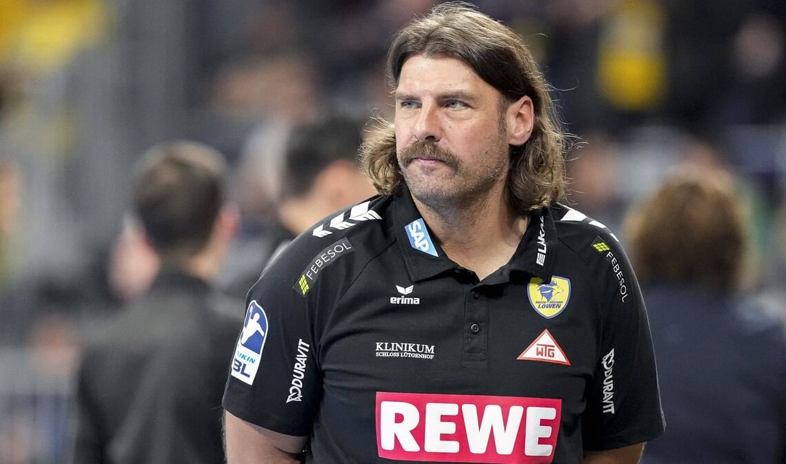 Sebastian Hinze (ThSV Eisenach, 46 Jahre alt): Der gebürtige Wuppertaler führte den Bergischen HC 2013 erstmals in die Bundesliga, nach dem direkten Abstieg auch 2015 wieder zurück und etablierte den Klub dort dauerhaft. Ab 2022 sorgte er bei den Rhein-Neckar Löwen für Furore, gewann gleich den DHB-Pokal und führte das Team in Europa bis ins Halbfinale. Seit 2025 steht er nun in Eisenach an der Seitenlinie und will mit dem Aufsteiger das nächste Handball-Märchen schreiben.