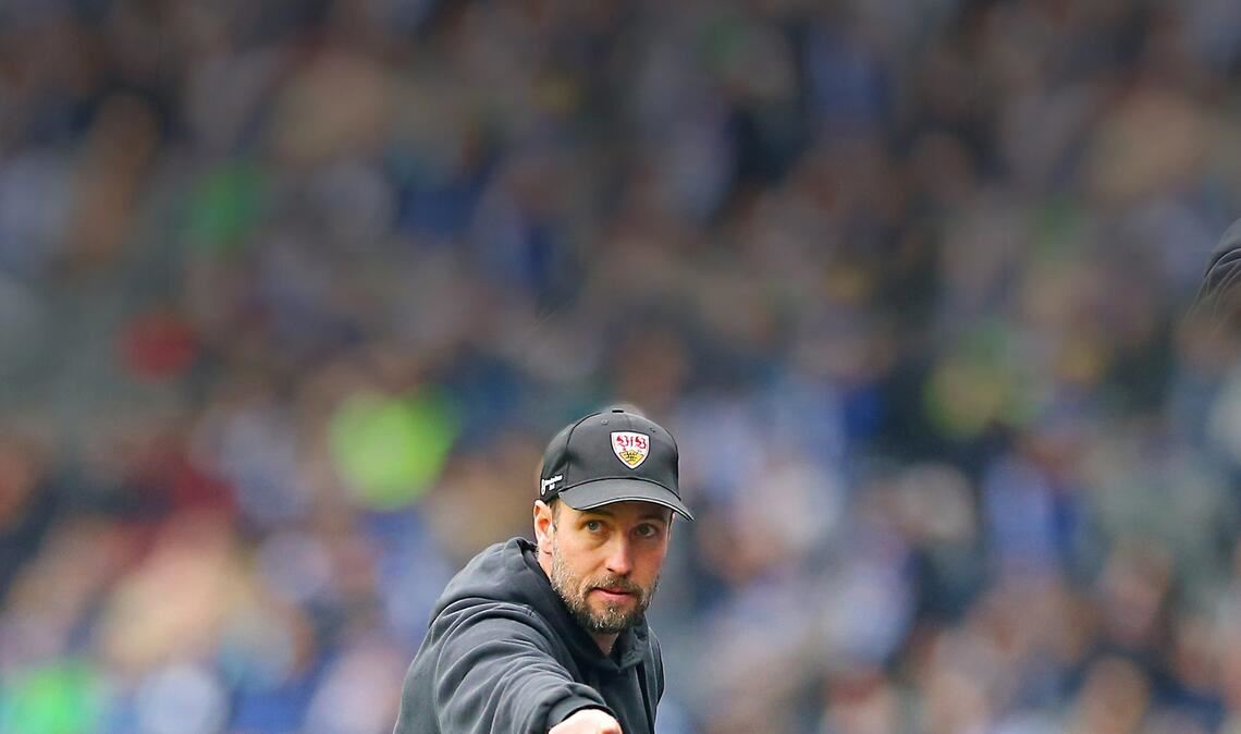 Sebastian Hoeneß gibt die Richtung vor. Der VfB-Trainer hat mit seinen Maßnahmen bislang Erfolg.