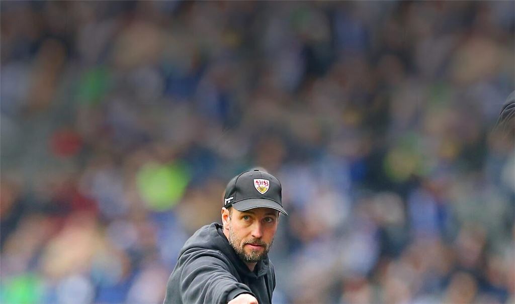 Sebastian Hoeneß gibt die Richtung vor. Der VfB-Trainer hat mit seinen Maßnahmen bislang Erfolg.