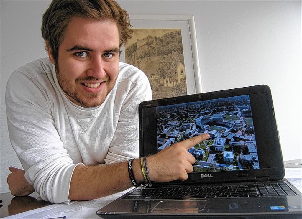 Sebastian Kaspar hält über Facebook und E-Mail Kontakt in die USA. Auf seinem Laptop hat er auch Fotos wie diese Aufnahme vom Universitätsgelände gespeichert. Bild oben: Erinnerung an den High-School-Abschluss, der 2008 mit einer mehrstündigen Zeremonie gefeiert wurde. Ausweise aus seiner Zeit in den Staaten hat der Rückkehrer immer noch in der Tasche.
