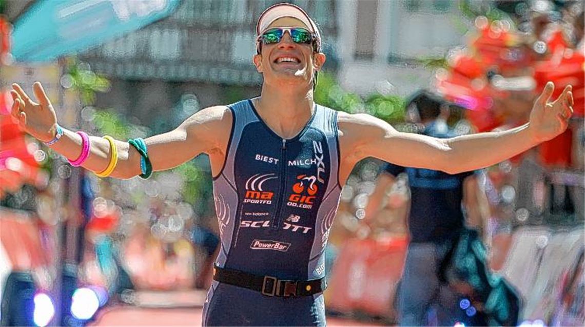 Sebastian Kienle (Bild vom Halb-Ironman 2012 in Frankfurt) ist im Triathlon-Himmel. Mit neuem Streckenrekord wird der Knittlinger in Las Vegas bei 37 Grad Lufttemperatur Weltmeister. Foto: dpa