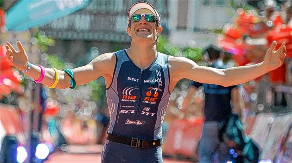 Sebastian Kienle (Bild vom Halb-Ironman 2012 in Frankfurt) ist im Triathlon-Himmel. Mit neuem Streckenrekord wird der Knittlinger in Las Vegas bei 37 Grad Lufttemperatur Weltmeister. Foto: dpa