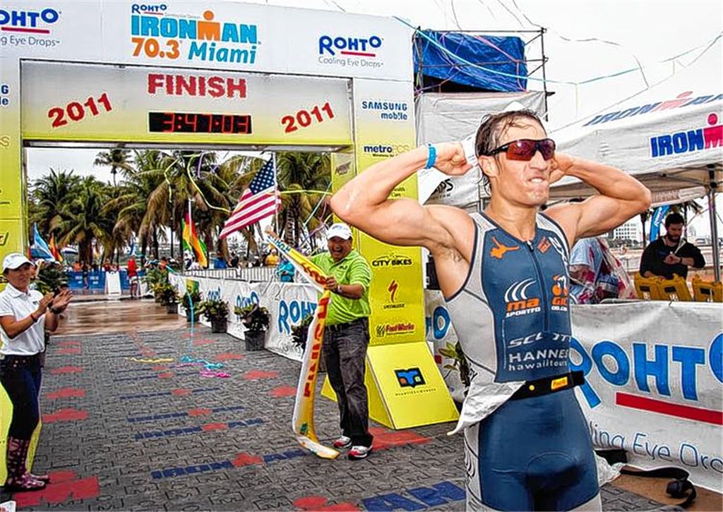 Sebastian Kienle jubelt in Florida und bleibt der einzige der Michael Raelert auf der 70,3-Meilen-Distanz besiegt hat. Foto: Mora