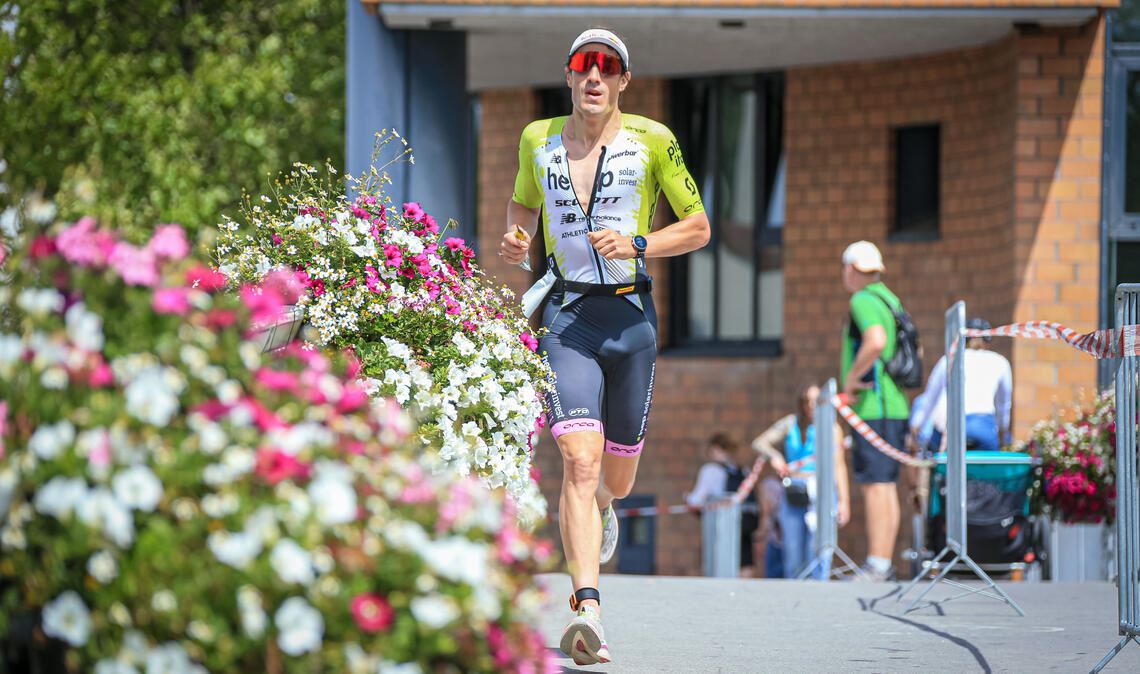 Sebastian Kienle lässt sich den Triathlon in seiner Heimatstadt auch in diesem Jahr nicht entgehen. Er ist als Teil einer Staffel der Stadtwerke Mühlacker mit dabei. Foto: Archiv