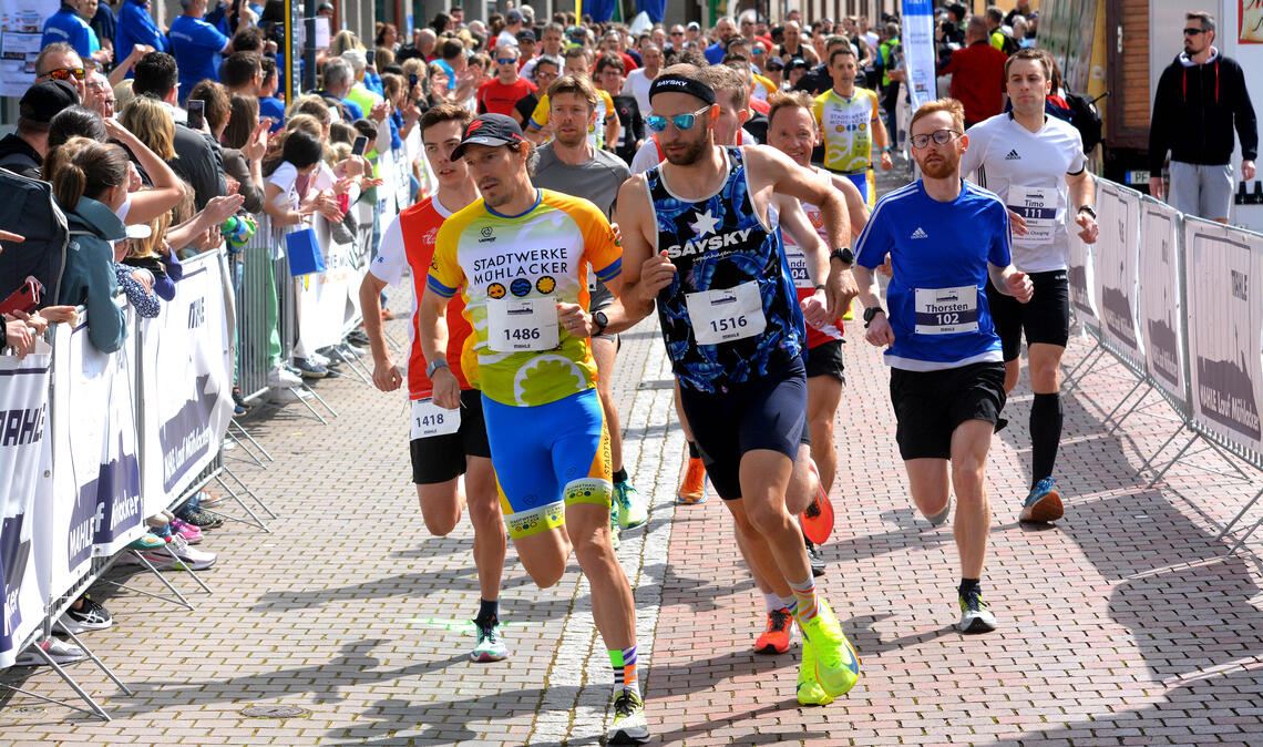 Sebastian Kienle läuft vorneweg.