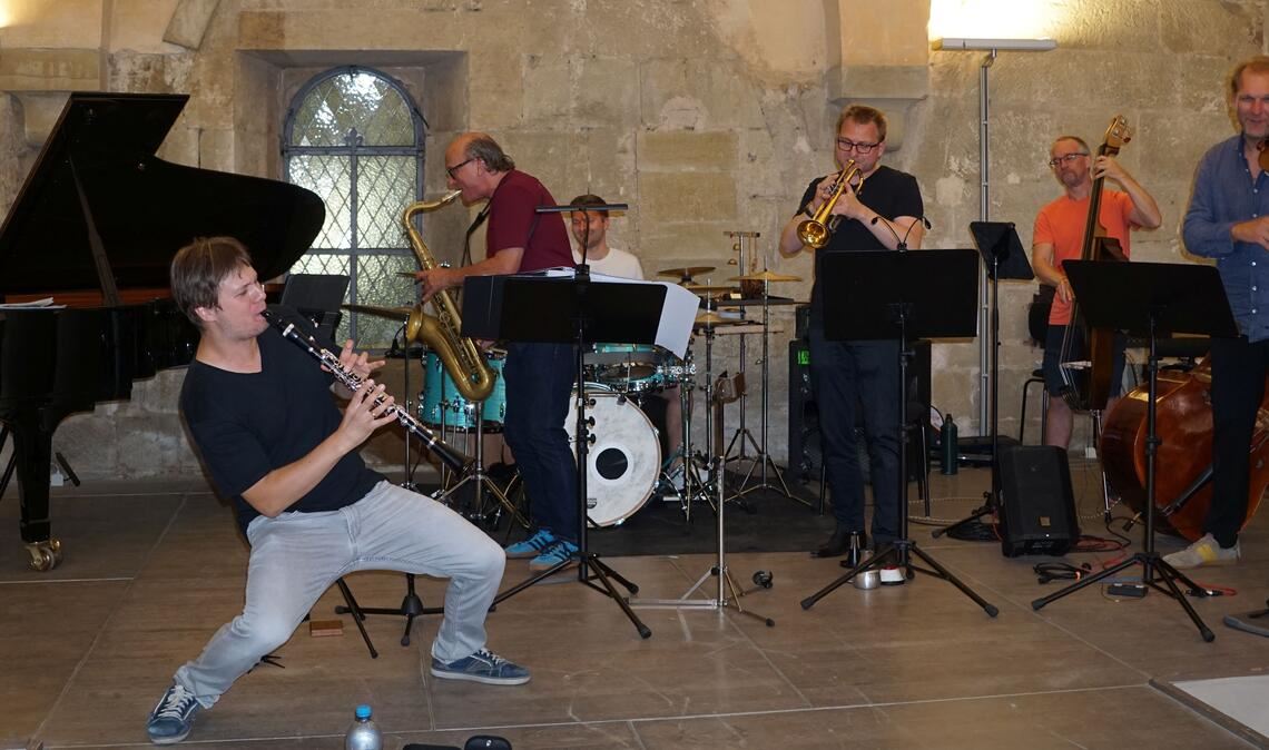 Musik aus Bauch und Seele Sebastian Manz an der Klarinette und seine Mitstreiter liefern ein groovendes Klosterkonzert ab. Foto: Dr. Bastian