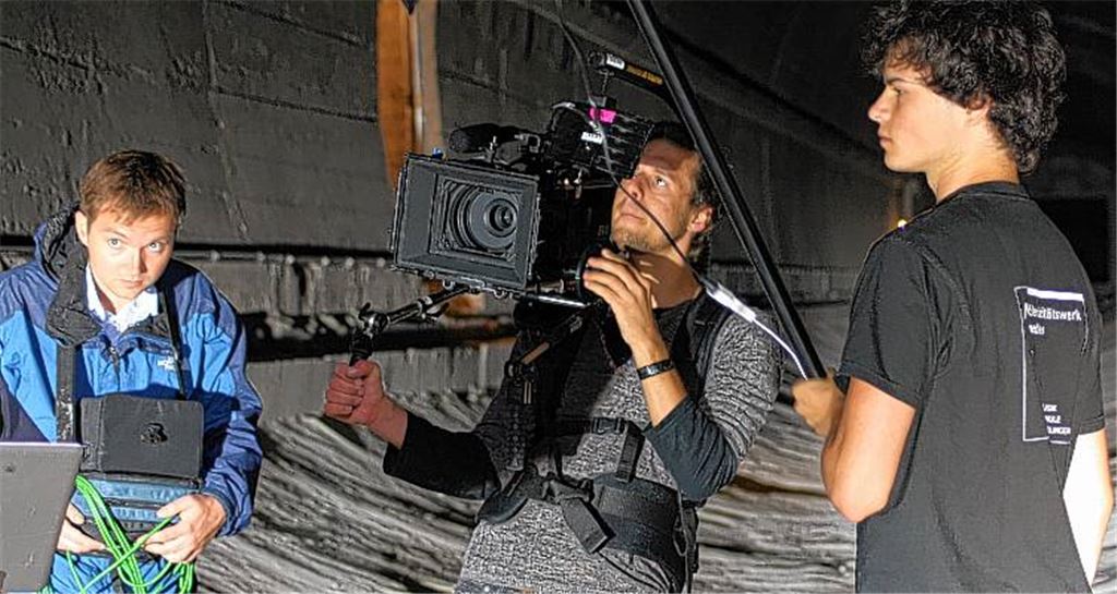 Sebastian Scherrer (li.) mit seinen Mitarbeitern bei den Arbeiten zum Film „Monster unter uns“. Der 31-Jährige hat bereits mit der Fernsehgröße Guido Knopp gearbeitet.