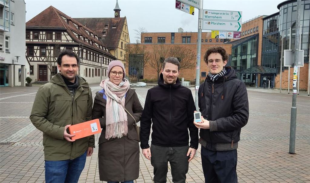 Sebastian und Magdalena Gühring, Theo Seemann (LMU/Grüne) und Marlon Frommer (VCD, v. li.) mit dem installierten Zählgerät an der „zentralen Radverkehrsachse durch die Fußgängerzone“. Foto: privat