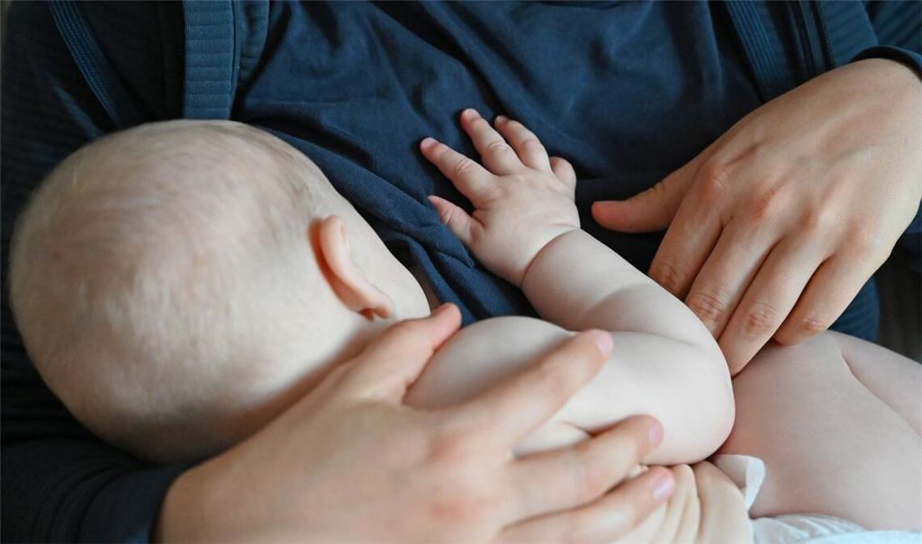 Sechs Monate ausschließlich stillen - diese Empfehlung der Weltgesundheitsorganisation (WHO) zur Ernährung von Babys gilt nun auch in Deutschland. (Symbolbild)