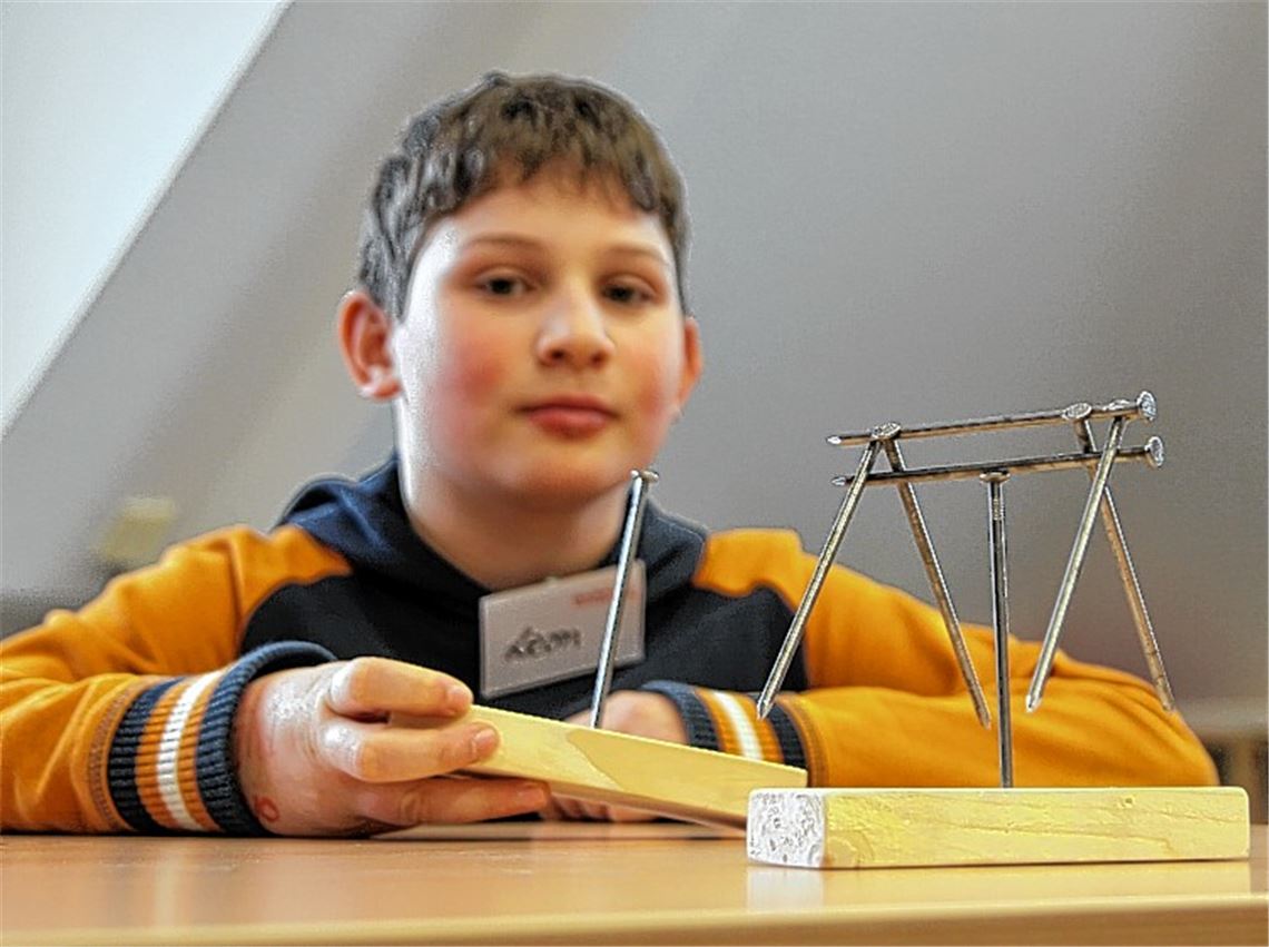 Sechs Nägel für sechs erfüllte Aufgaben: Der elfjährige Leon (li.) zeigt das Ergebnis beim Tag der offenen Tür in der Schillerschule. Ronja hingegen hat noch eine knifflige Aufgabe zu lösen (re.).