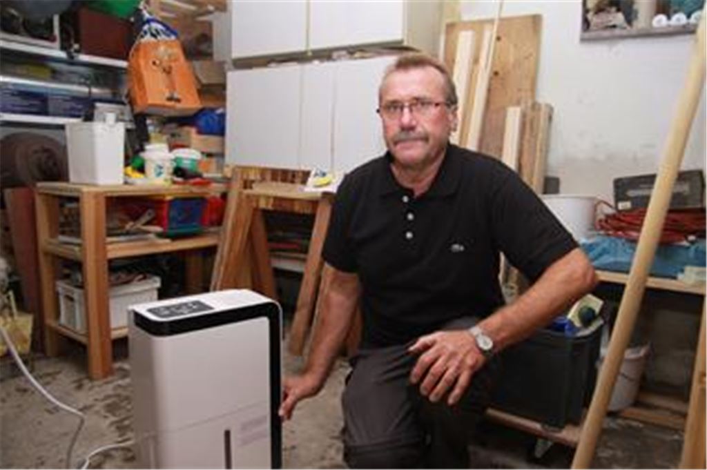 Sechs Tage danach: Mit Hilfe eines Entfeuchters versucht Josef Waidelich seine Kellerräume endgültig trocken zu legen, die am vergangenen Freitag während des Starkregens überflutet wurden. Foto: Franz