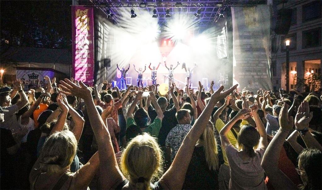 Sechs Tage lang wird im Juli wieder eine Bühne für Weltmusik auf dem Stuttgarter Marktplatz stehen.