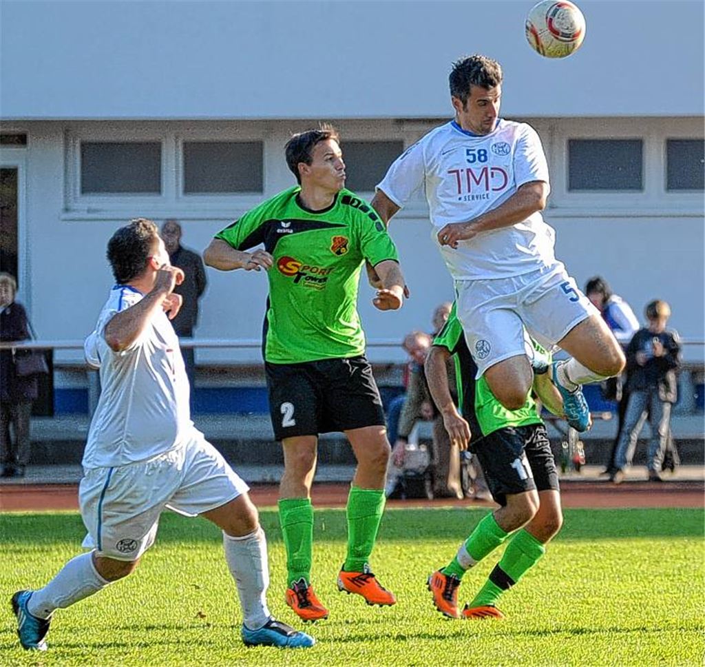 Sedat Tokgöz von der 08 Mühlacker (in weiß) macht gegen die Sportfreunde das 1:0 per Kopf. Doch die Gäste gleichen postwendend aus und gewinnen mit 3:1. 